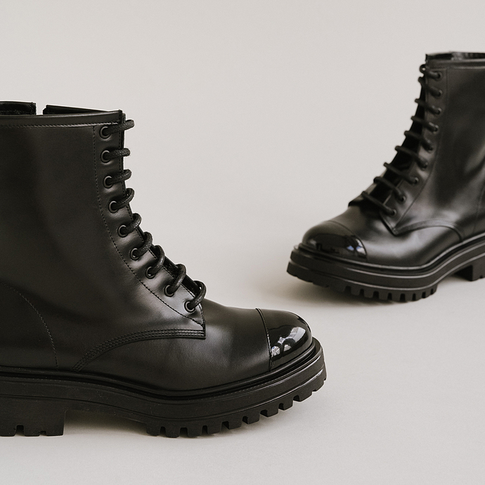 Boots à semelles crantées et lacets  en cuir et vernis noir