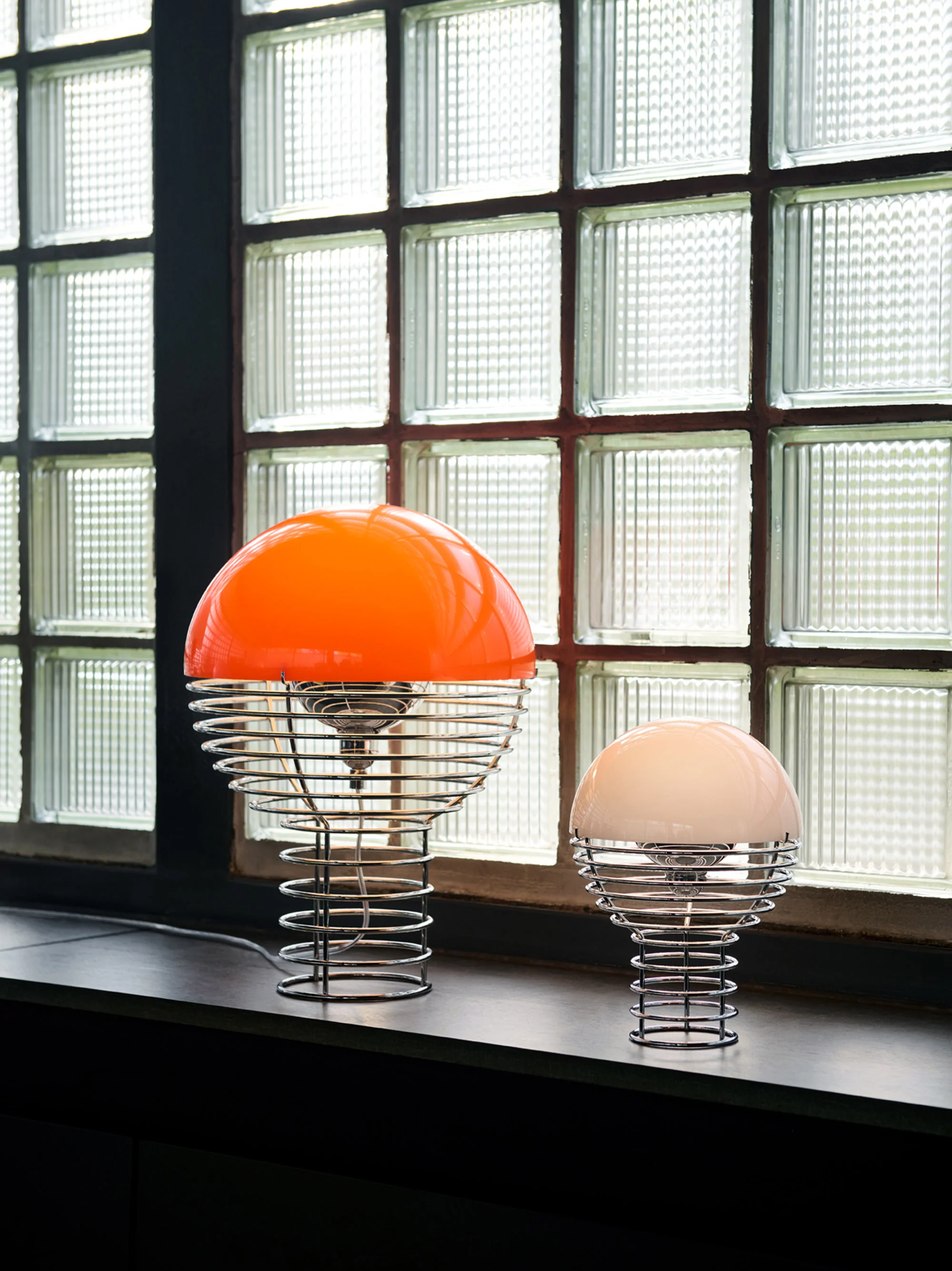 Kleine dimbare LED-tafellamp Wire, Design Verner Panton