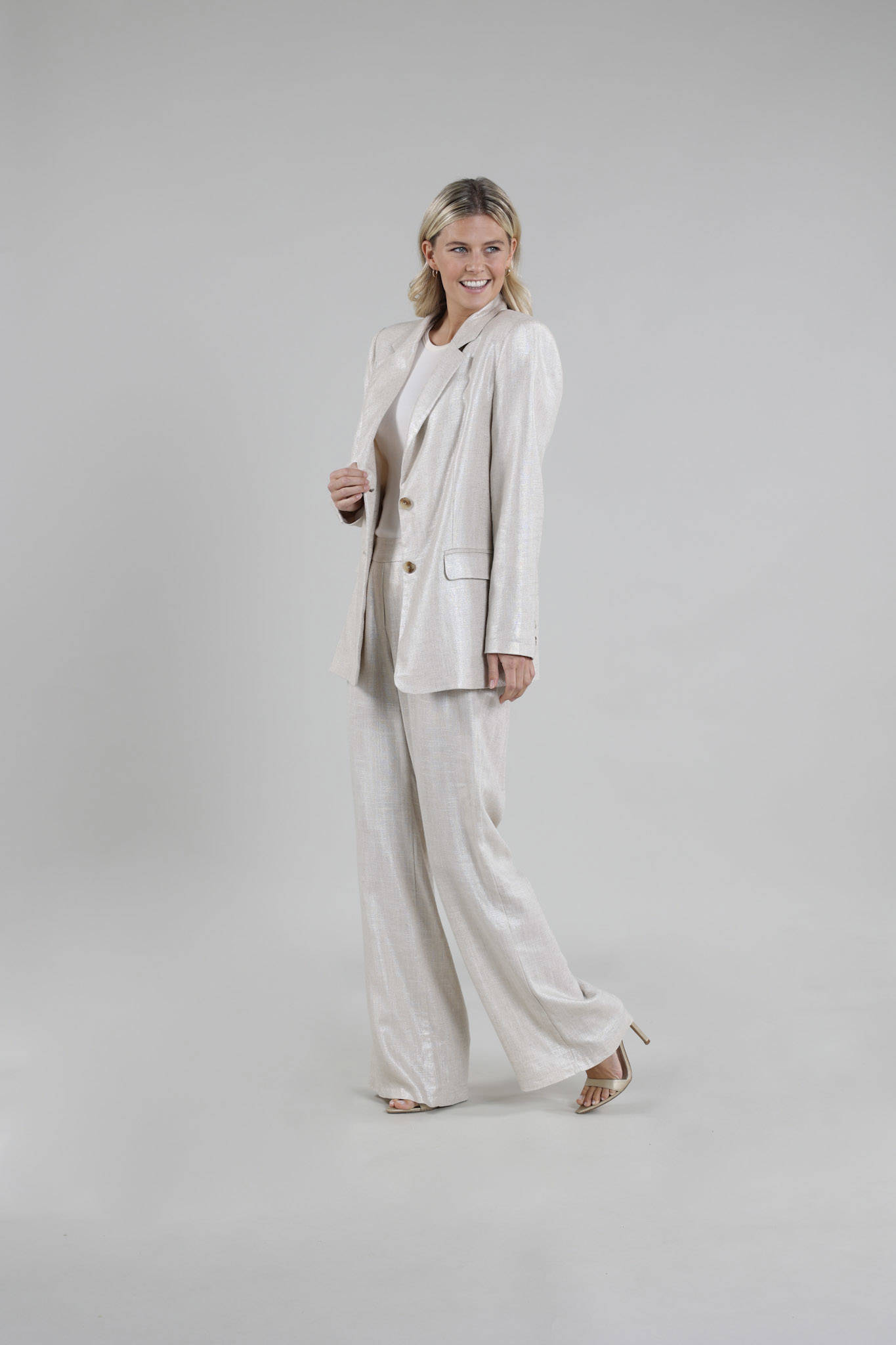 NUKUS rechtvallende blazer Close zilver