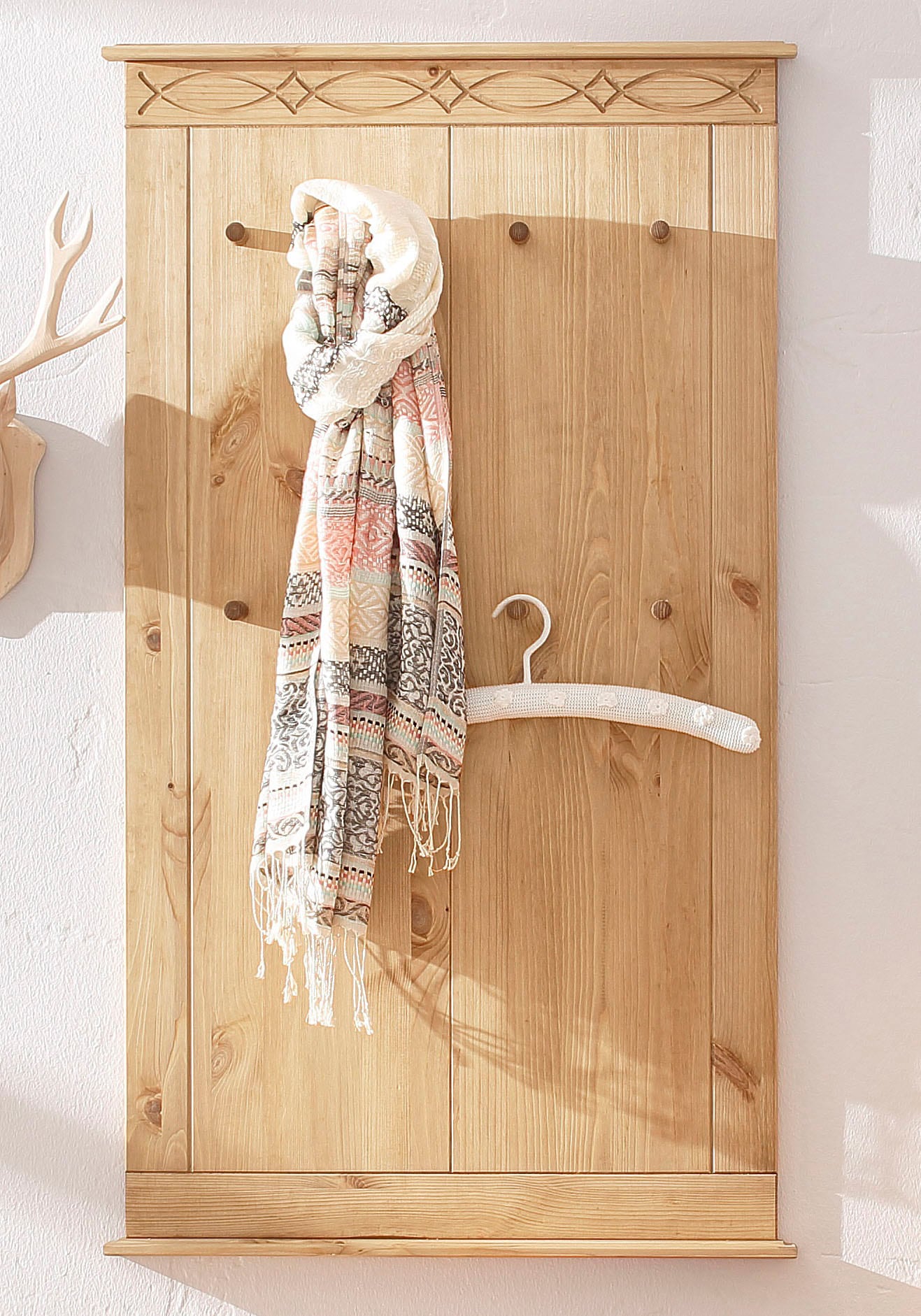 Home affaire Garderobenpaneel »Indra« aus massiver Kiefer, FSC®, 8 Haken, dezentes Ornament