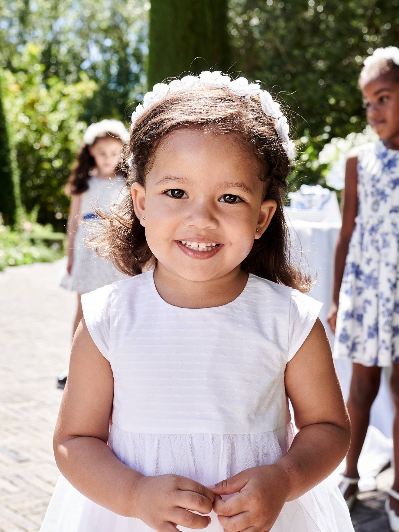 Vestido de tule branco claro e liso para cerimônia de bebê