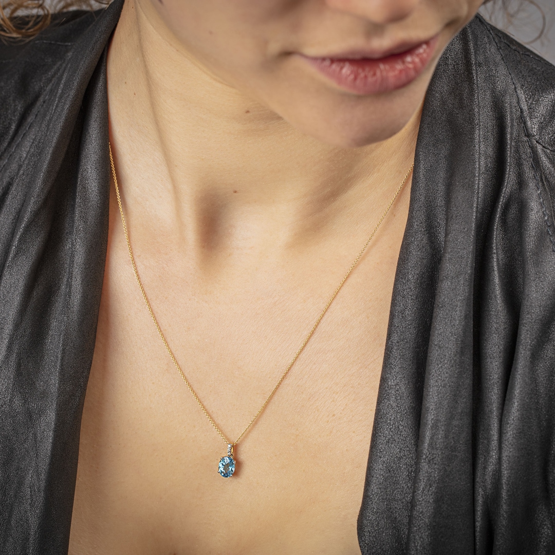 Anhänger 750/18 K Gelbgold mit Blautopas oval und Diamanten 0.01 ct H/si