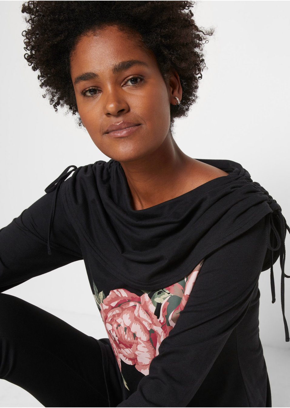 T-shirt avec base à pans et imprimé roses