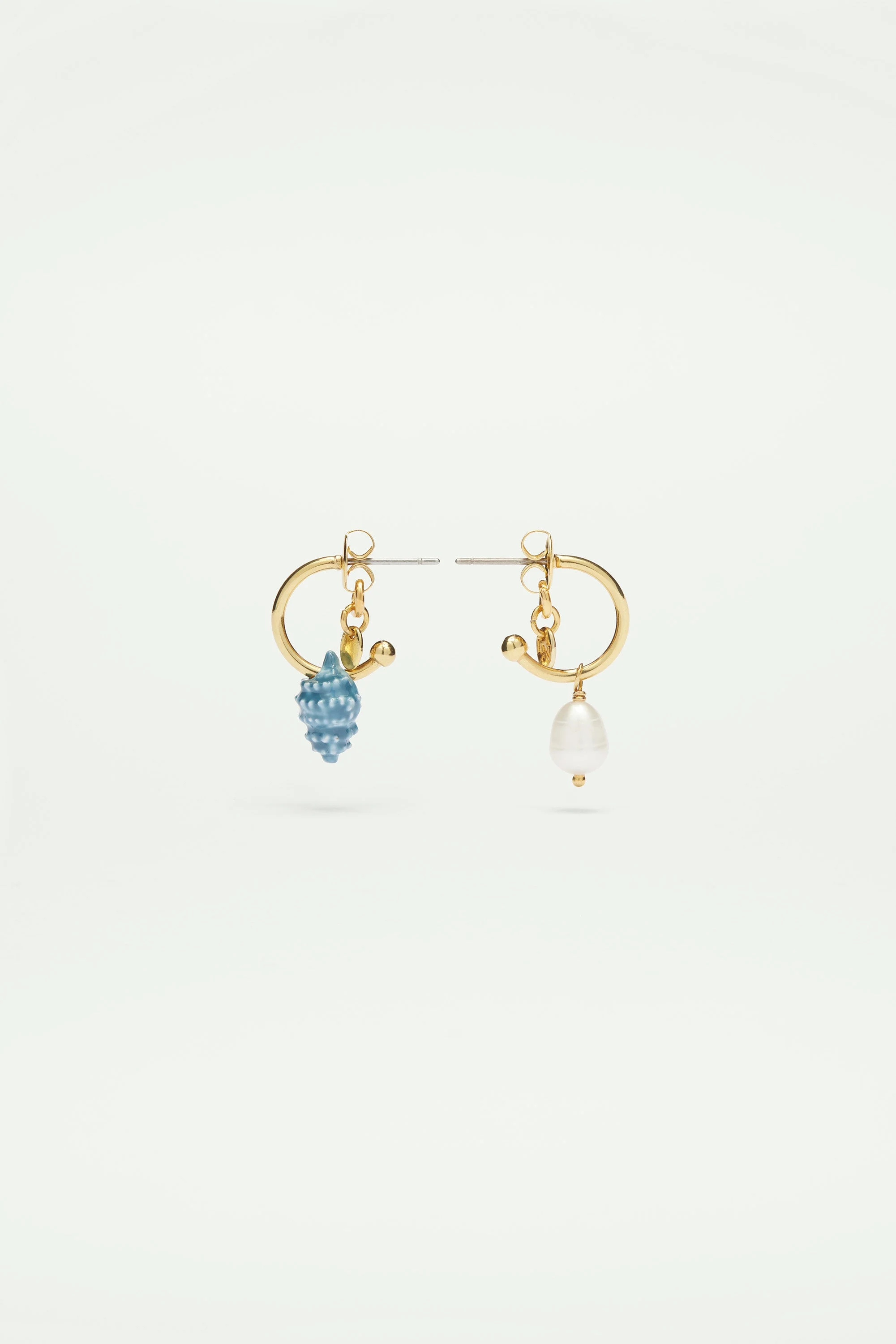 Boucles d'oreilles tiges asymétriques coquillage et perle nacrée | Multicolore