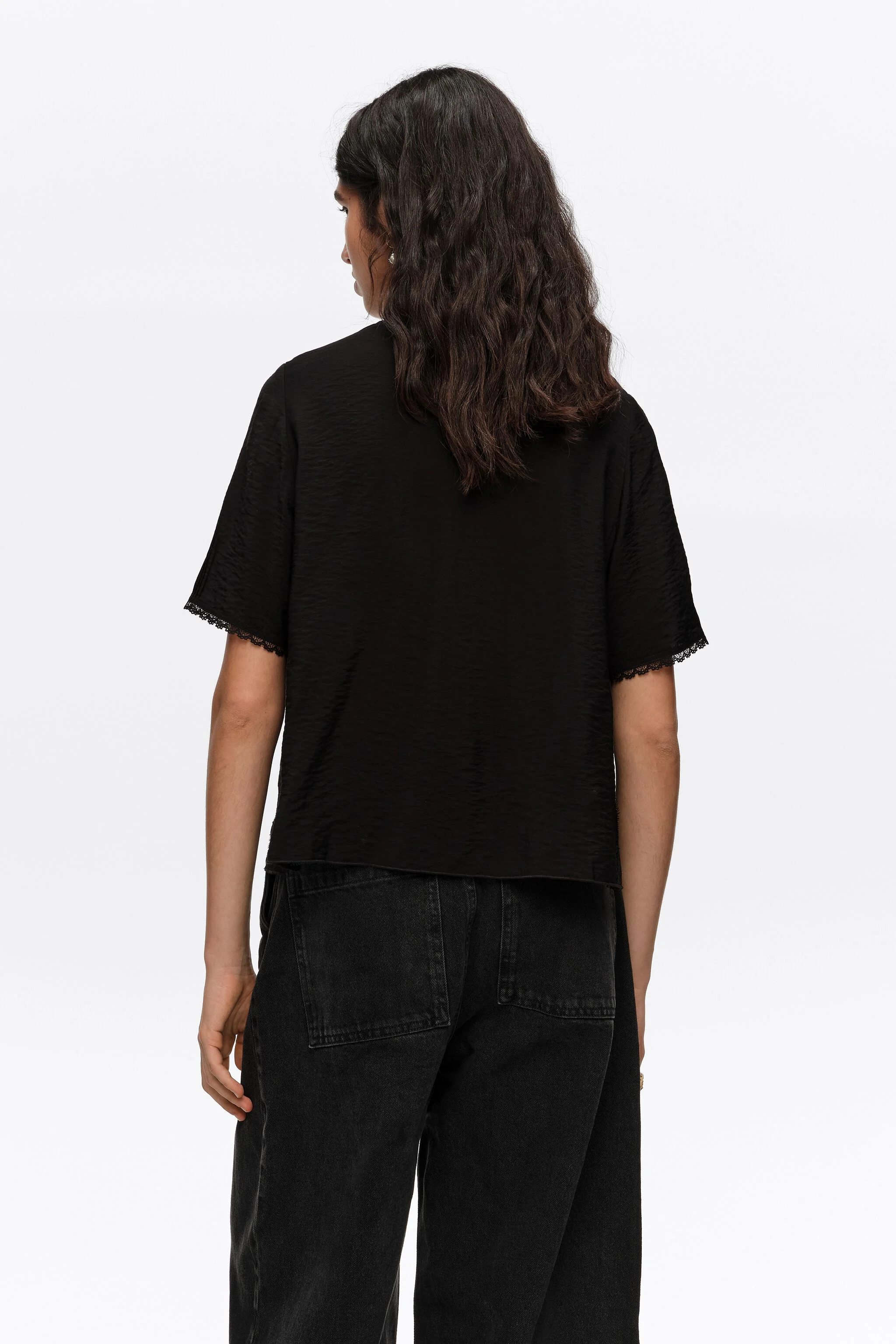 Camisa preta com cadarço e detalhes em renda.
