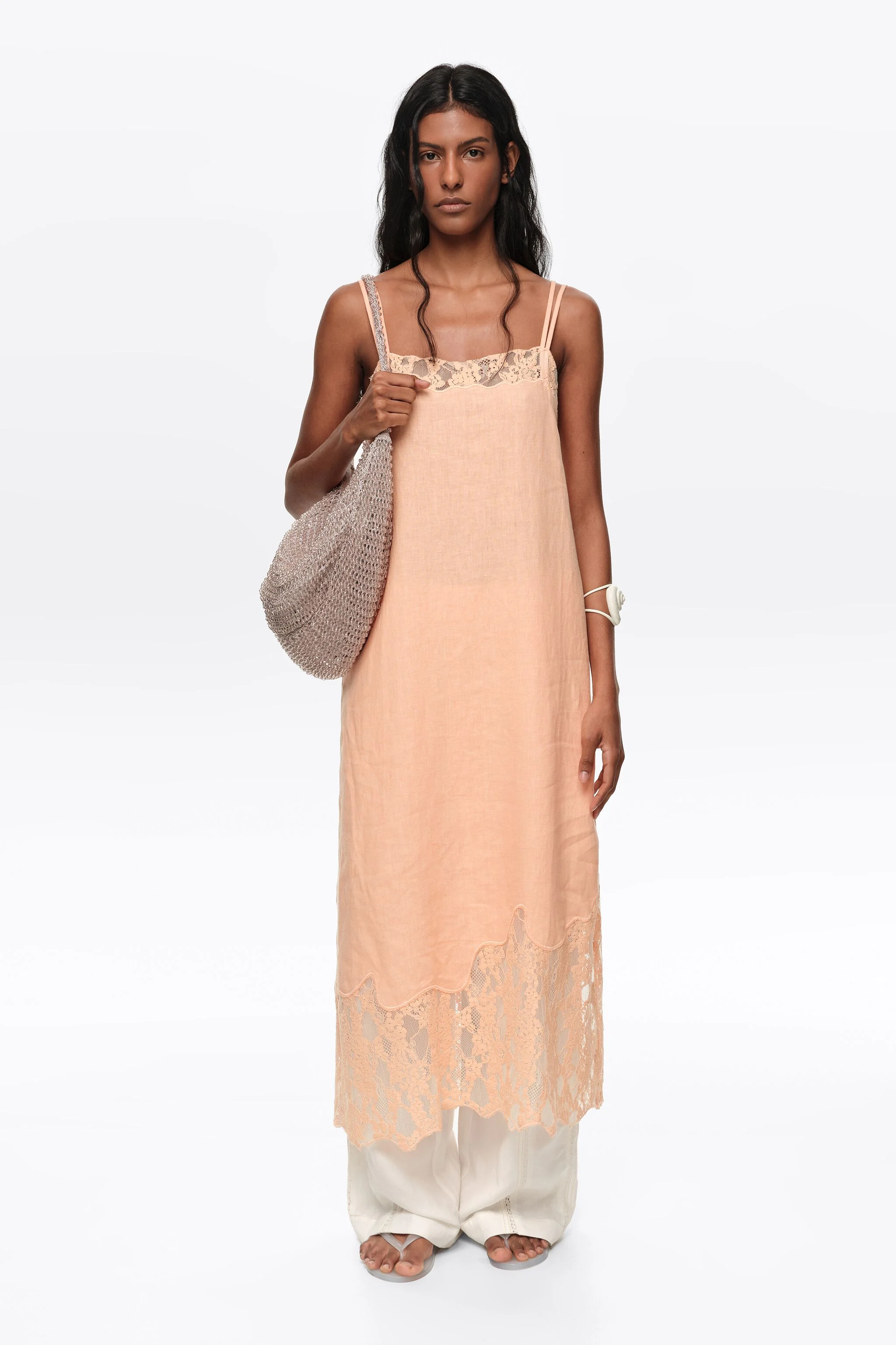 Vestido midi de linho lavado na cor laranja com renda.