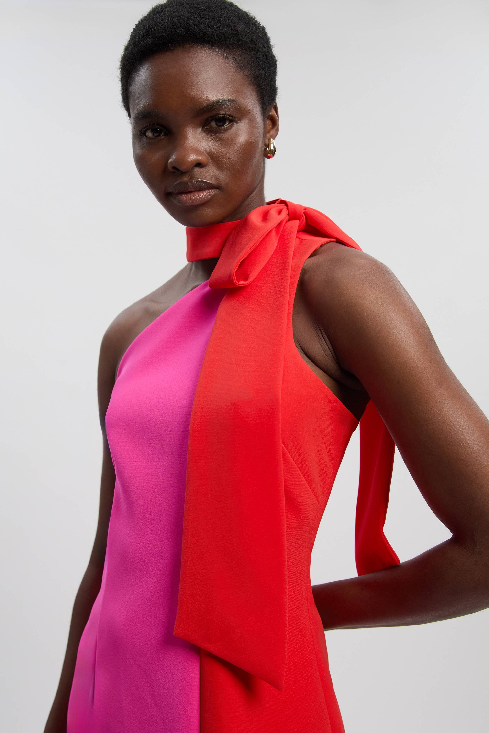 KarenMillen Robe Midi Ajustée Douce à Blocs de Couleur avec Nœud