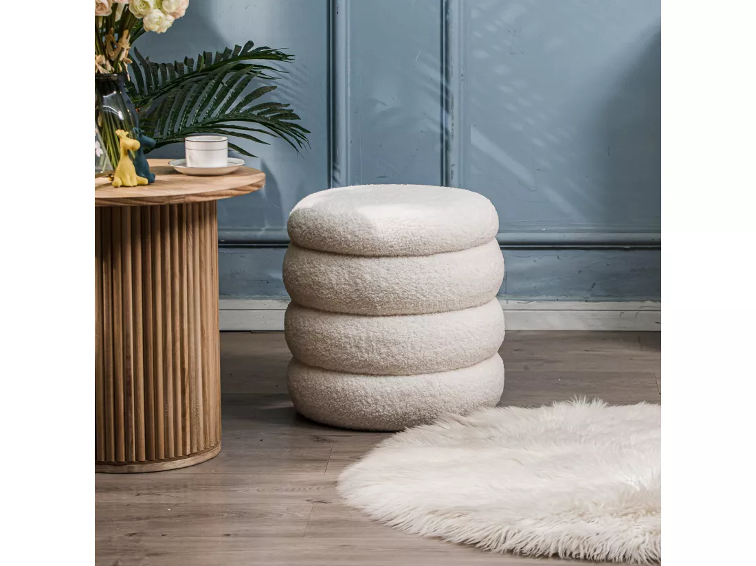 Pouf en bouclettes blanches style scandinave