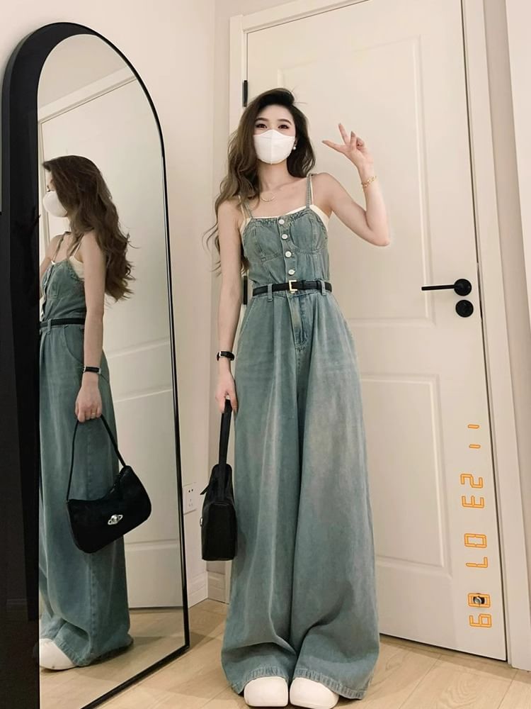 Yunhouse - Spaghettibandjes, gewassen knoopsluiting en wijde pijpen denim jumpsuit