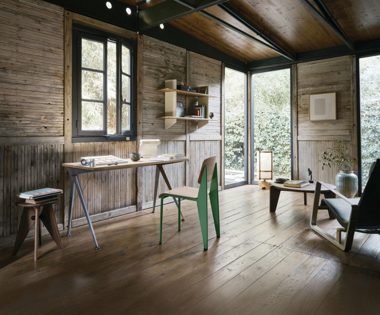 Vitra Standard stoel naturel eiken, onderstel Japanese Red