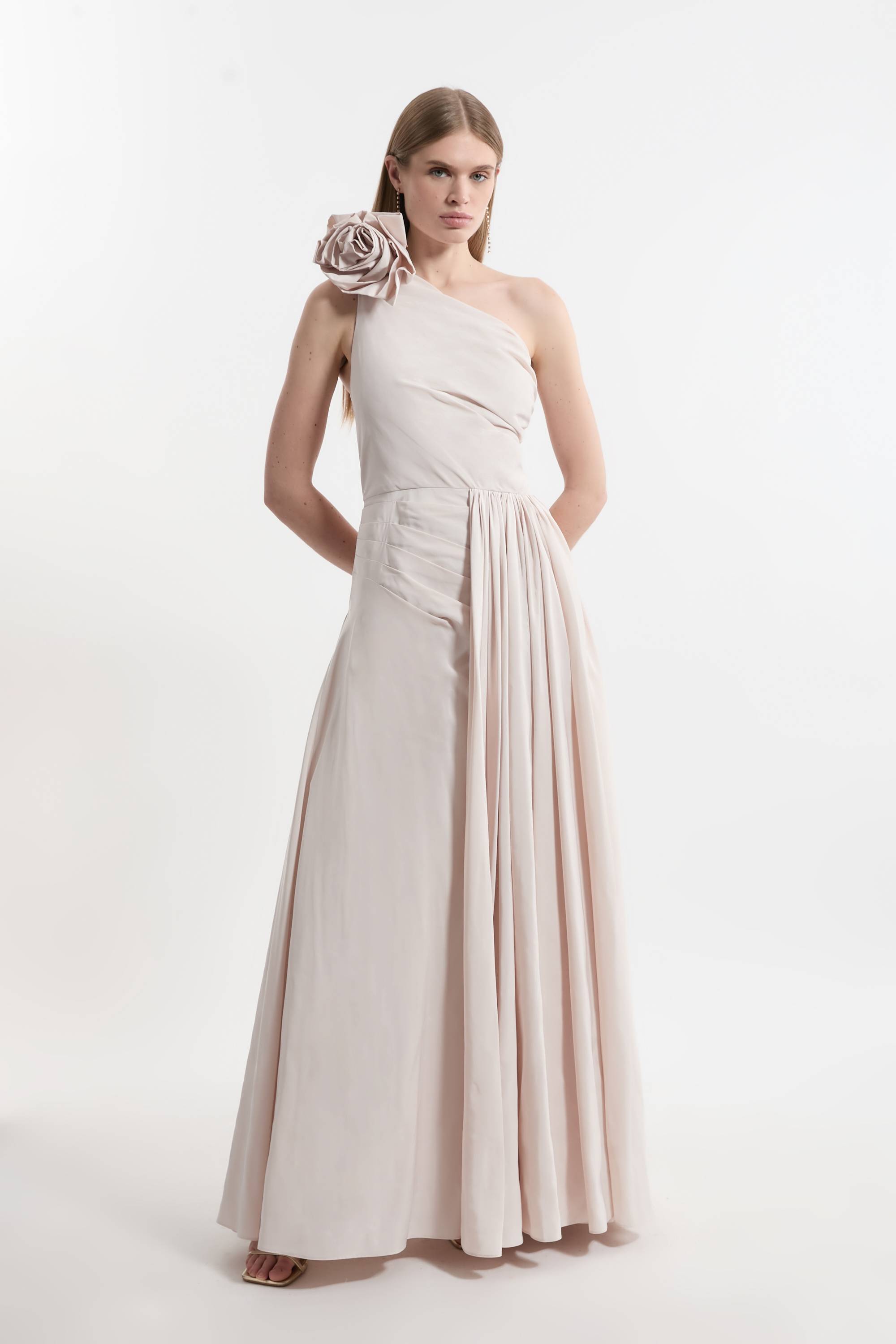 KarenMillen Robe maxi ajustée en taffetas Petite à col rosette, plissée et froncée