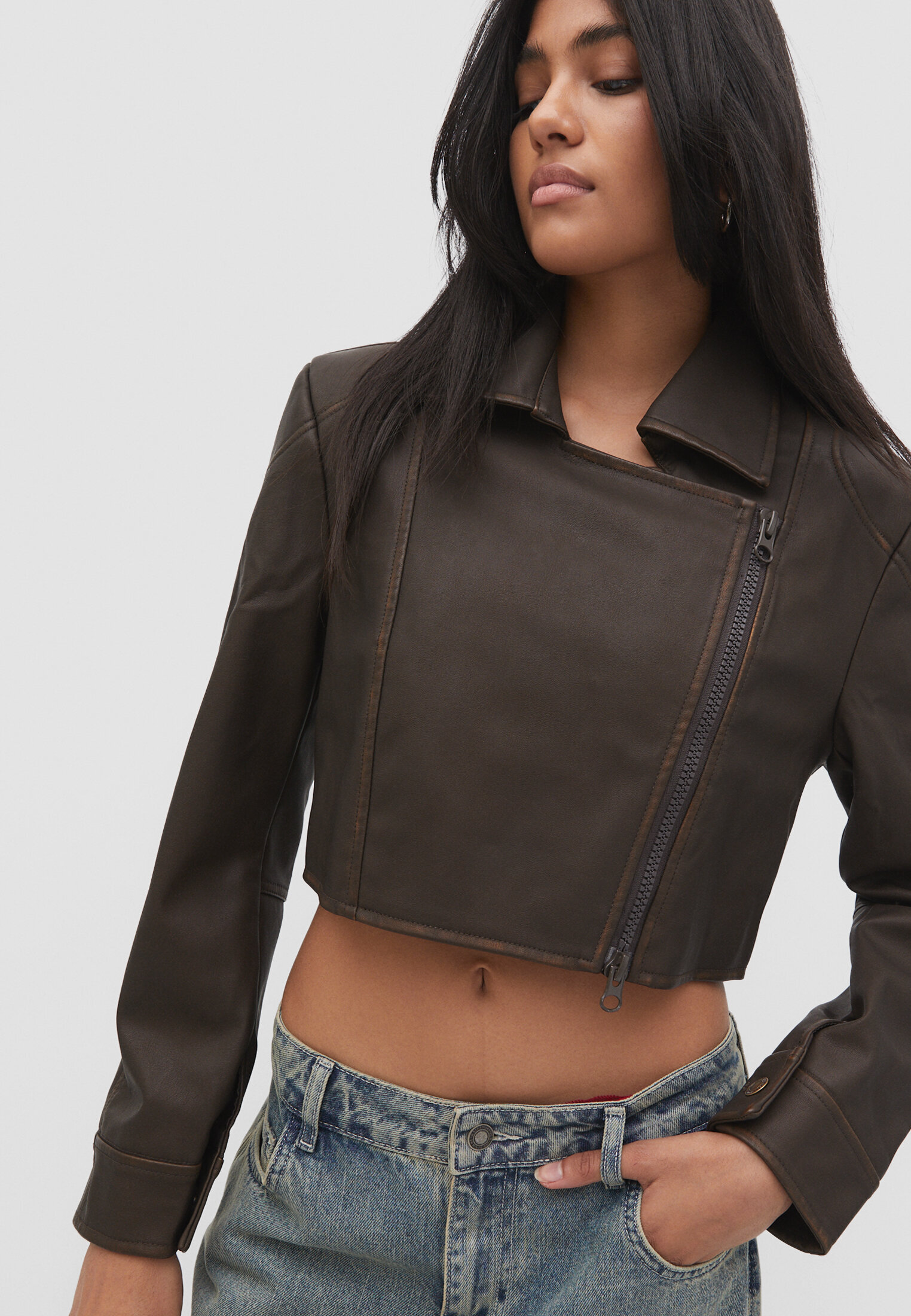 Jaqueta de couro sintético cropped estilo motociclista