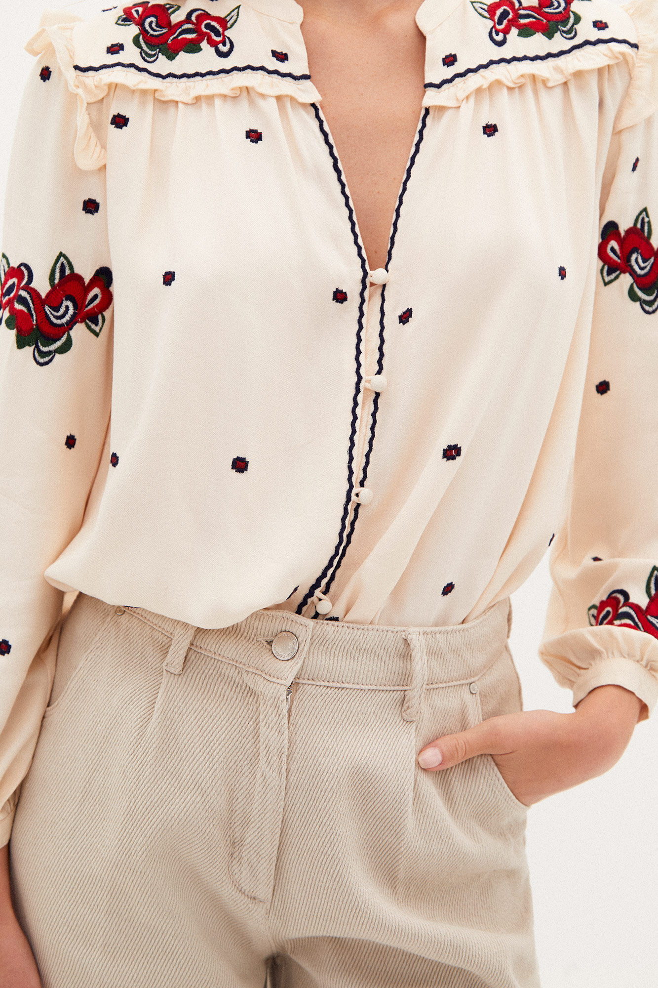 Blusa fluida azul-marinho com bordado - Branca