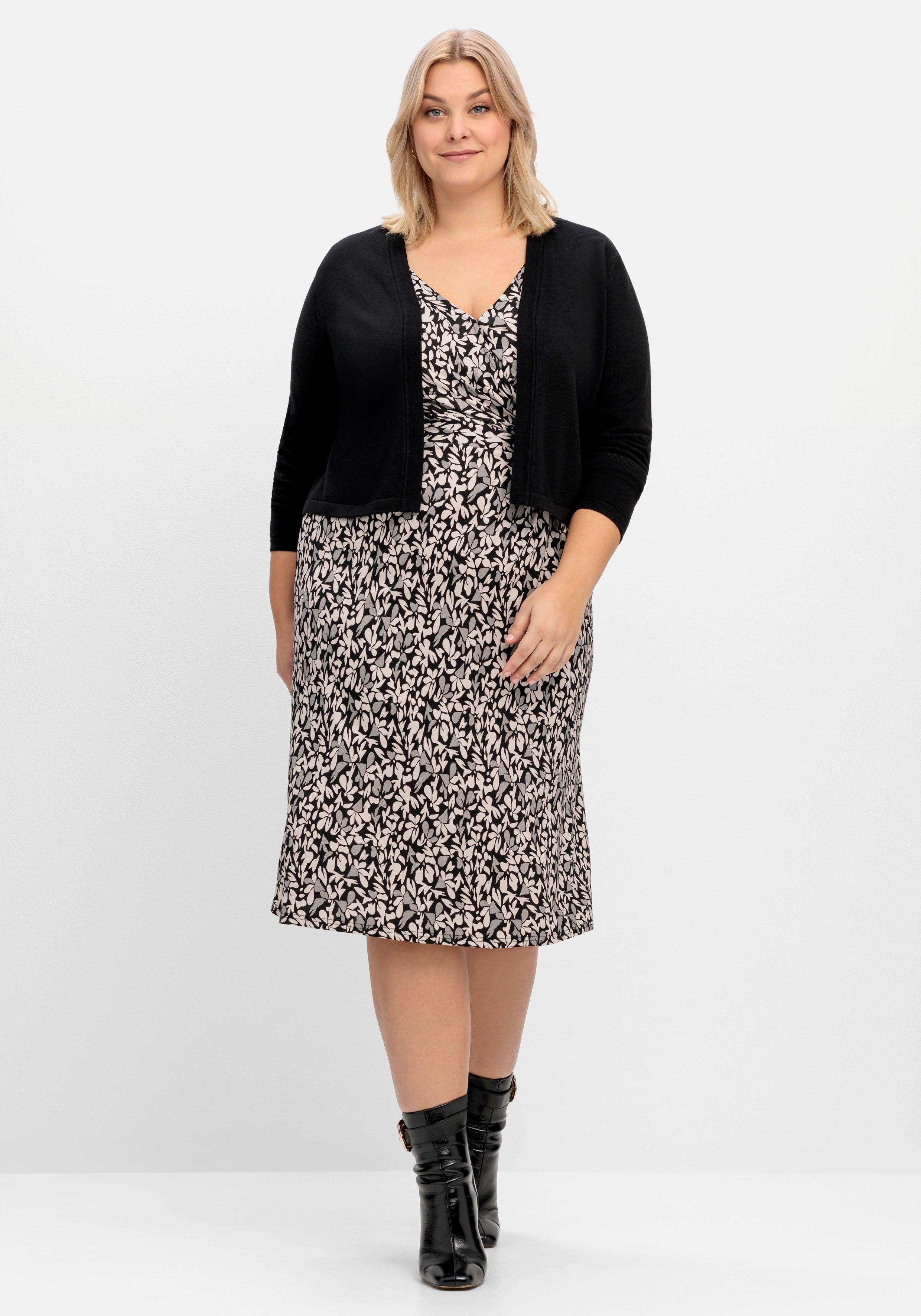 Kurze, verschlusslose Strickjacke