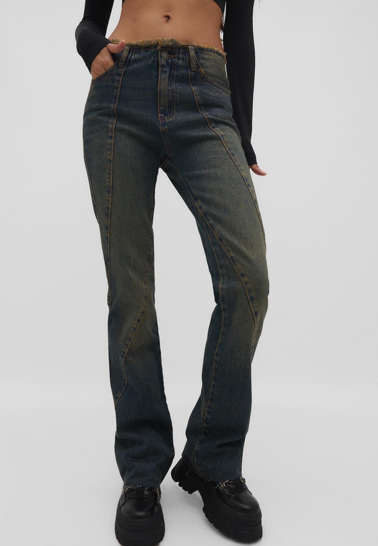 calças jeans curtas e boca de sino