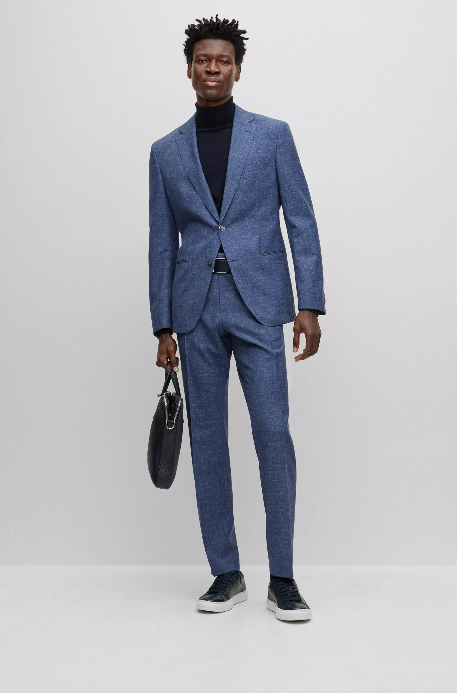 Terno BOSS preto slim fit em lã, seda tussah e linho.