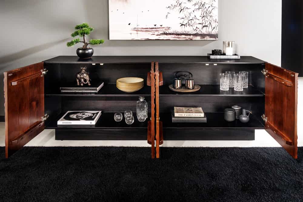 Massives Sideboard FLUID 175cm walnuss-braun Akazienholz 3D-Design schwarzer Sockelfuß