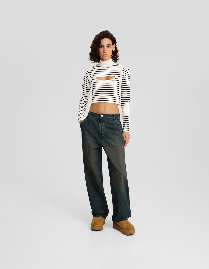 Suéter cropped listrado com gola alta.