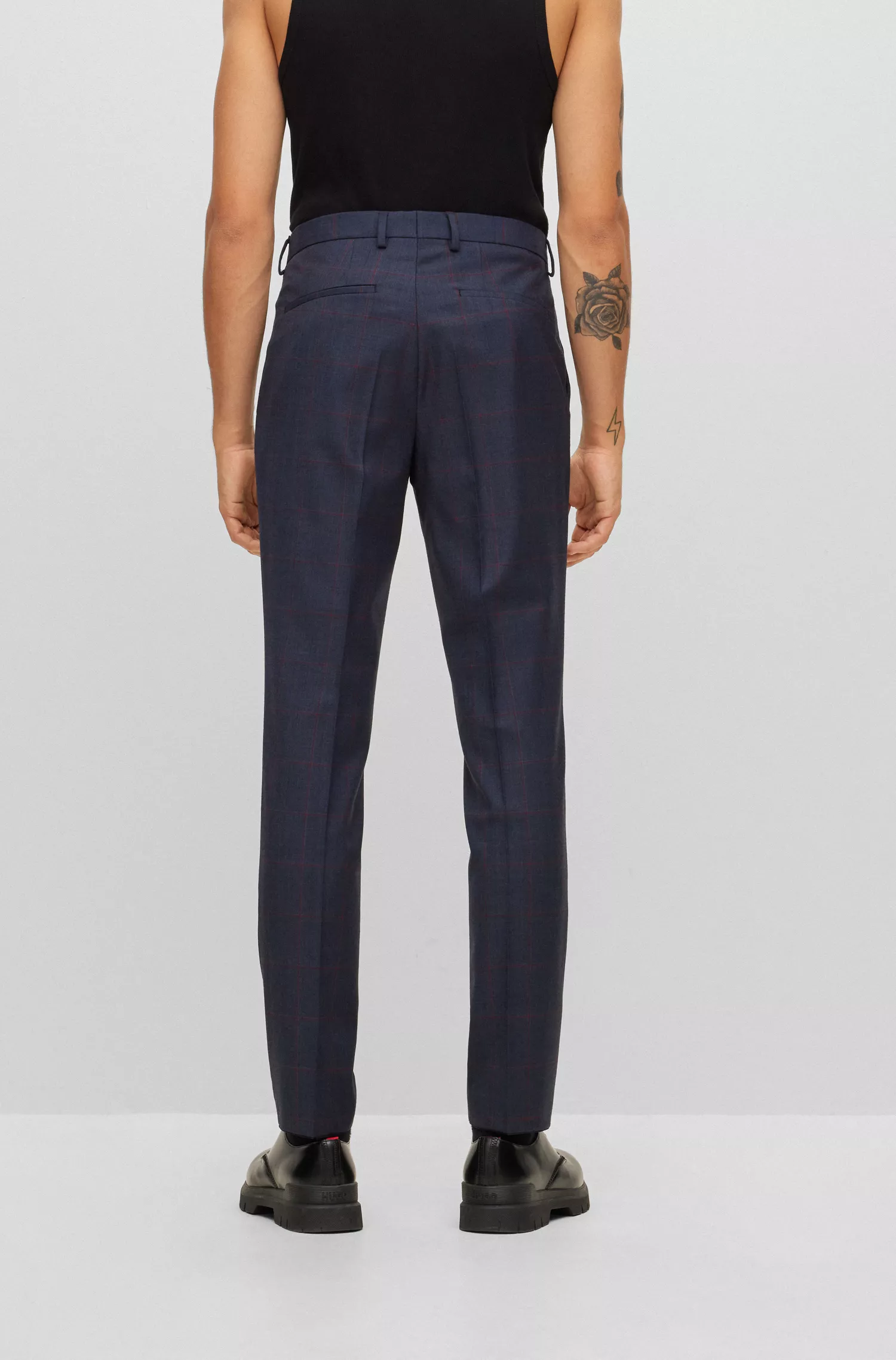Terno slim fit xadrez vermelho HUGO em mistura de lã elástica.