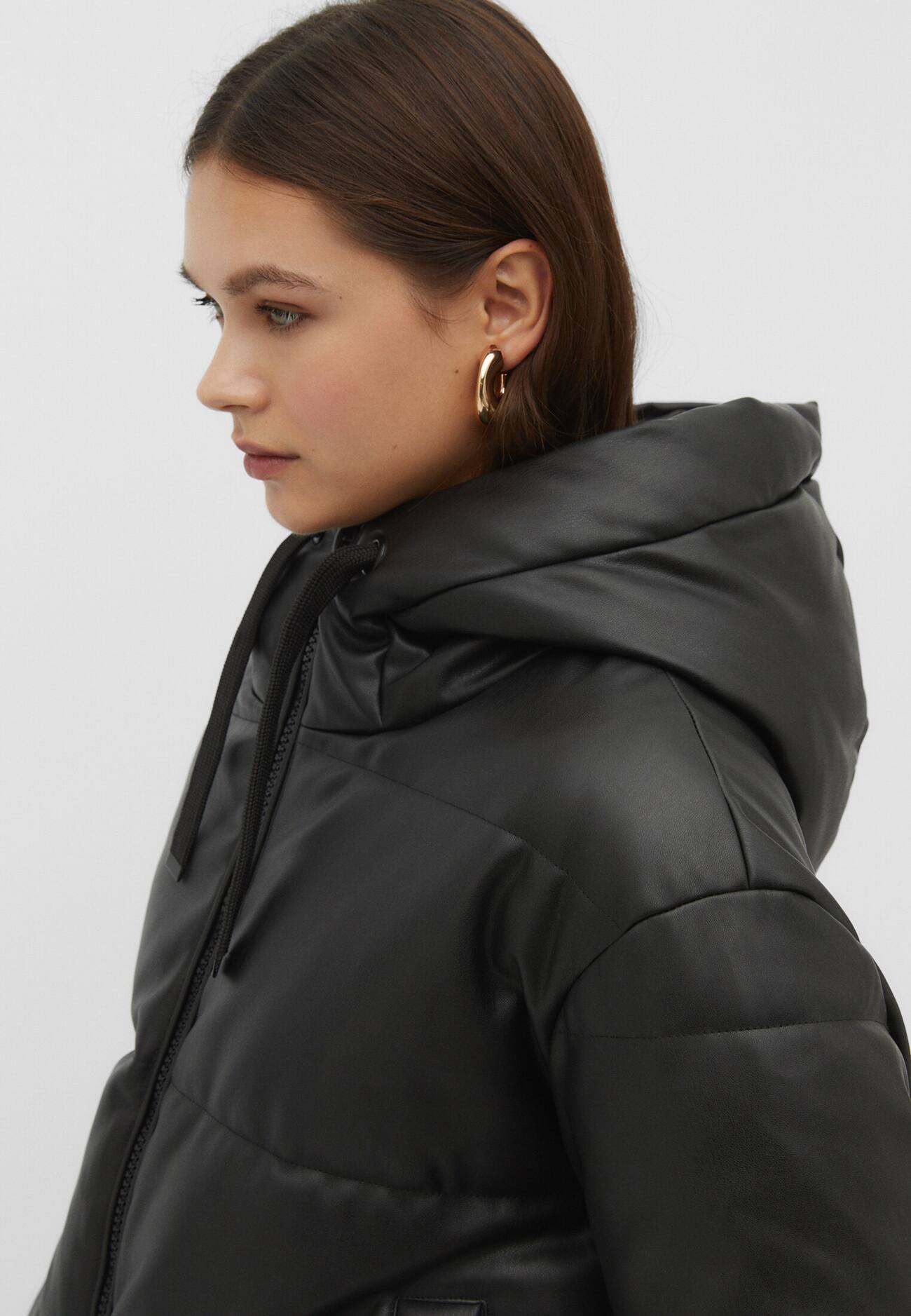 Jaqueta puffer com capuz em couro sintético