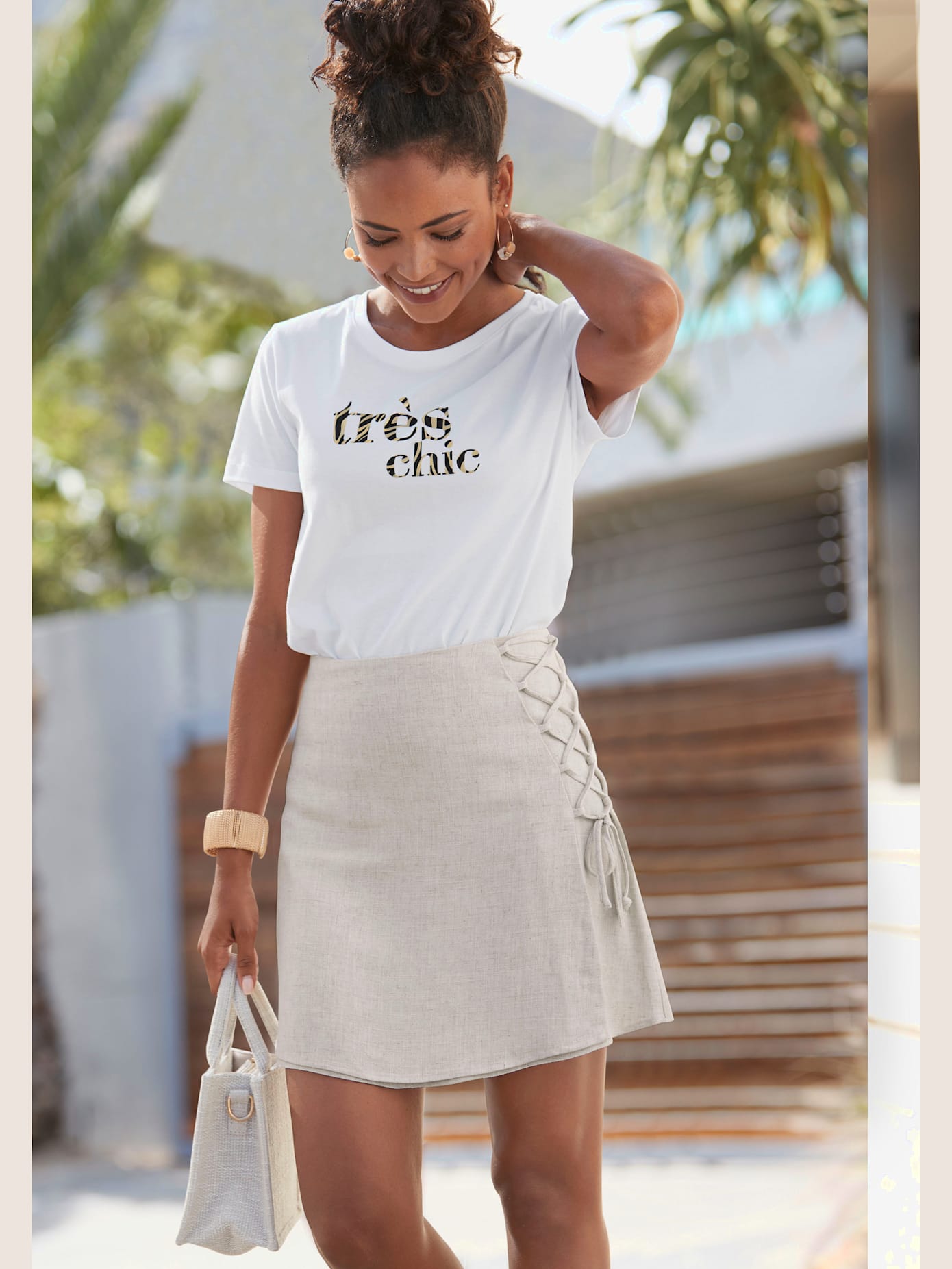 Mini-jupe look tendance avec laçage décoratif