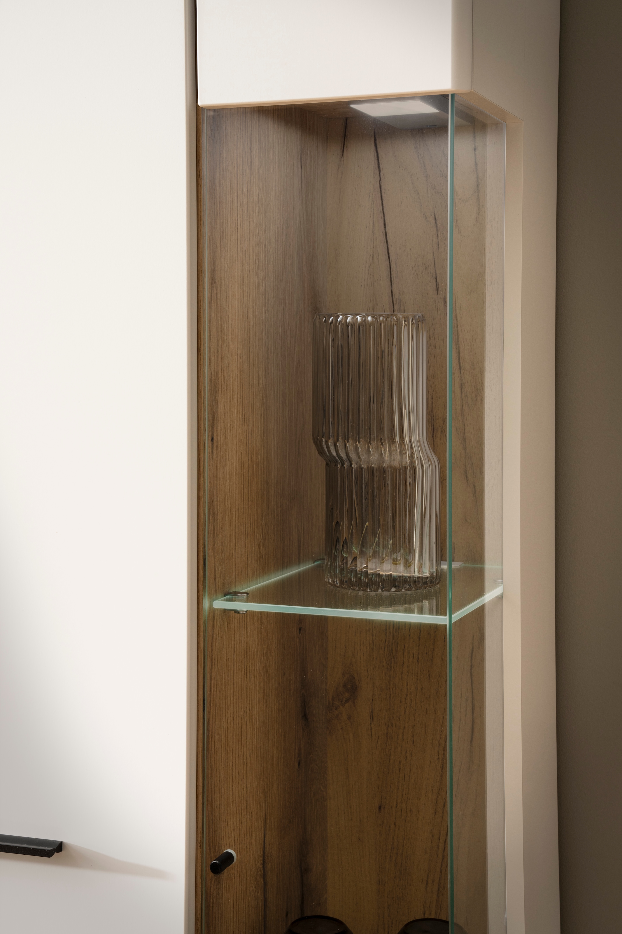 INOSIGN Vitrine »Salerno Hochschrank, Glasvitrine, Weiss mit Eiche Evoke Dekor, modern.« Metallgriffe, ausreichend Stauraum, vielseitig einsetzbar, 72 cm breit