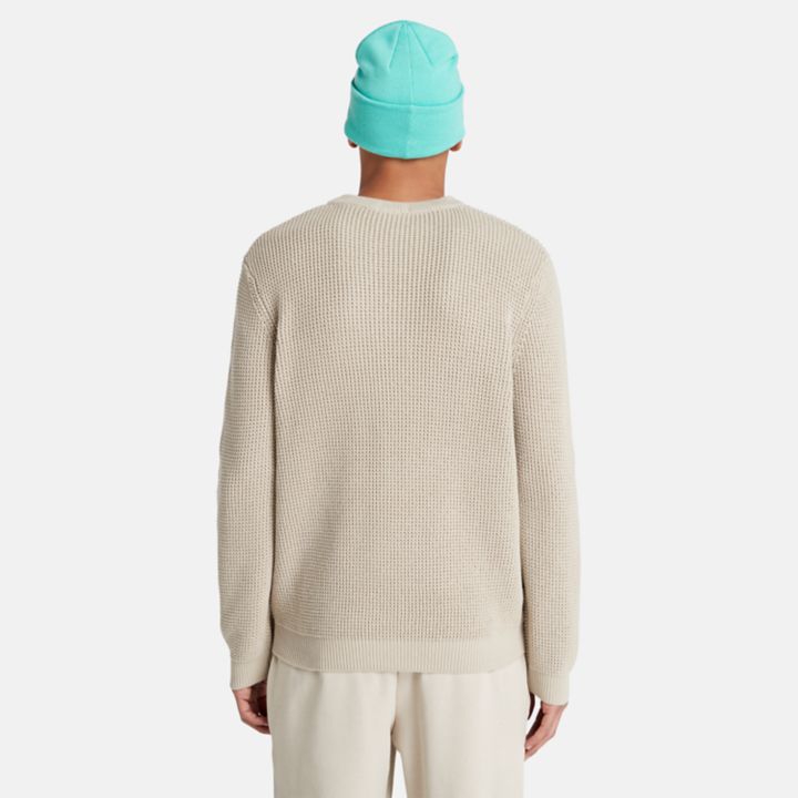 Suéter masculino de gola redonda com pregas na frente, na cor cinza.