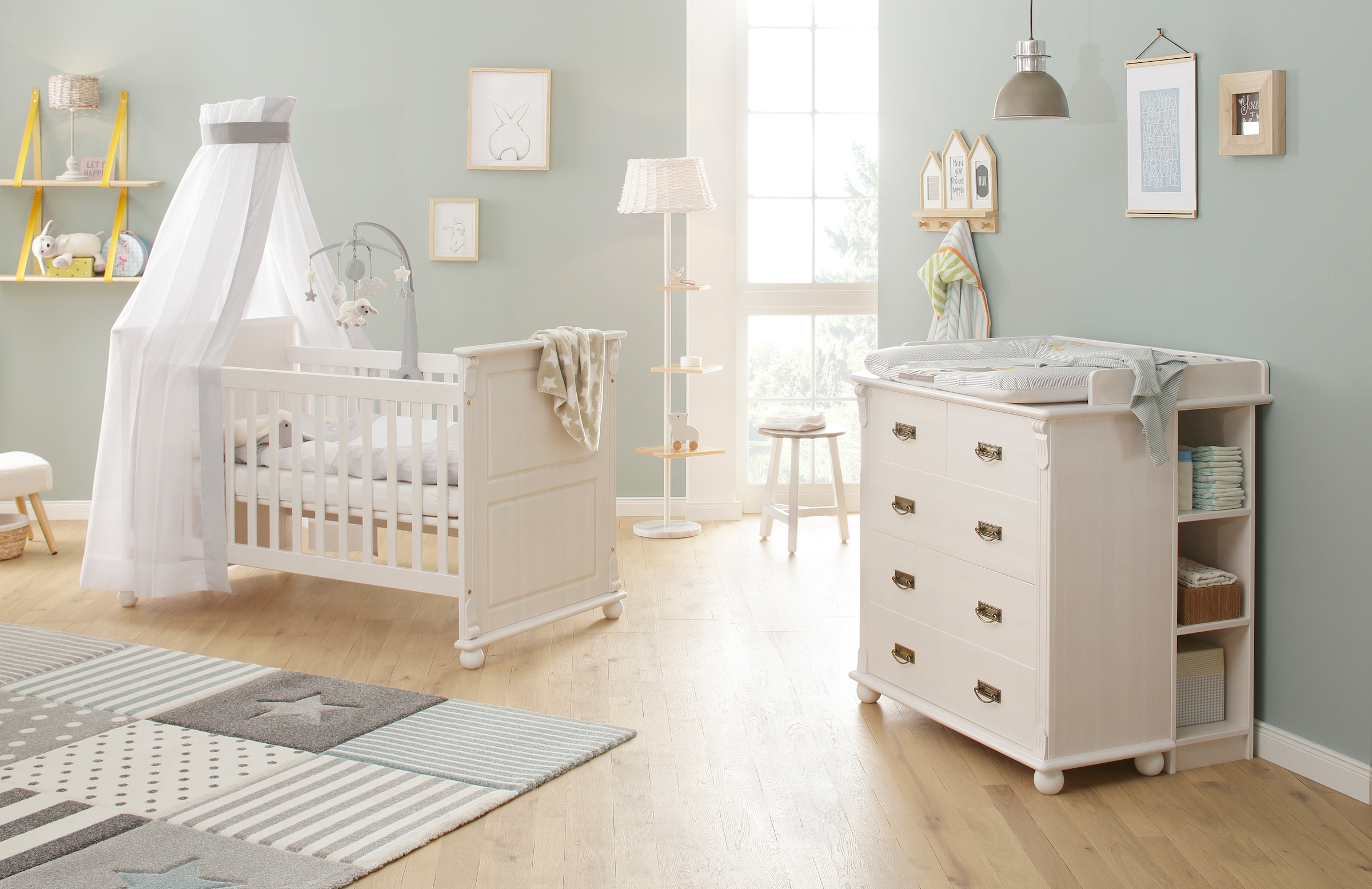 Lüttenhütt Babyzimmer-Komplettset »Aimo, luxoriöser Landhausstil, Messinggriffe,« Spar-Set, Kinderbett, Wickelkommode, Unterbauregal, 5 Schubladen, 3 Stk. tlg. aus Massivholz; FSC®-Holz aus gewissenhaft bewirtschafteten Wäldern