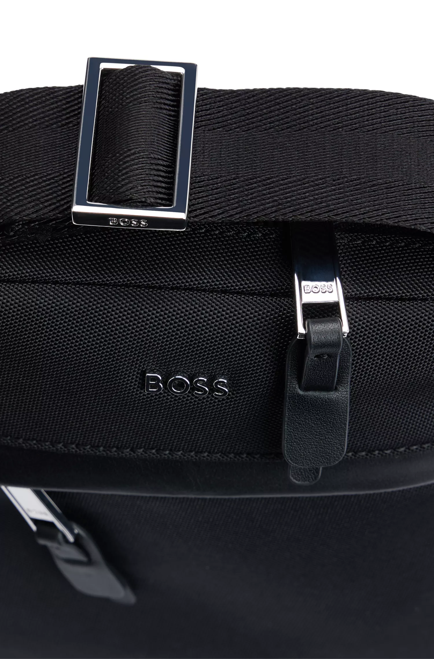 Bolsa para repórter BOSS em material estruturado preto com logotipo da marca.