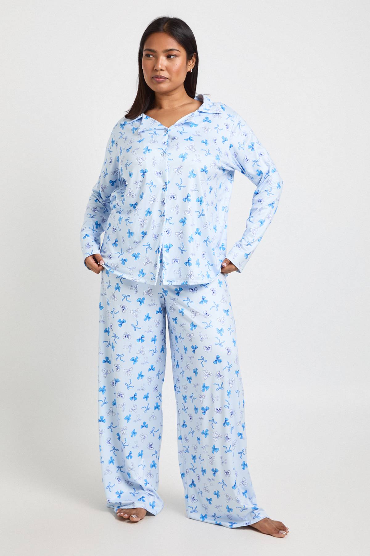 boohoo Ensemble Pyjama Grande Taille Chemise À Manches Longues Et Pantalon Imprimé Pois Et Nœuds