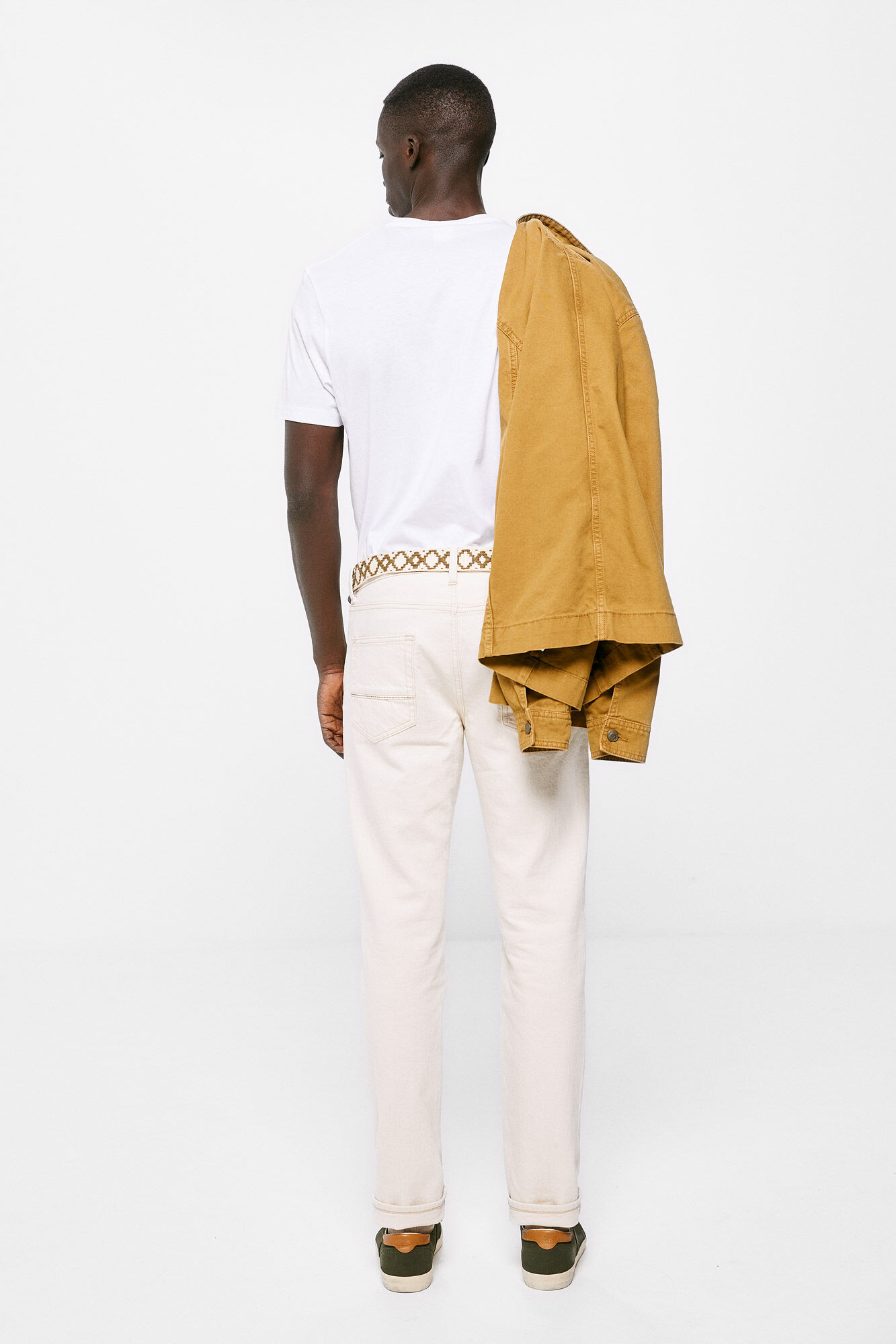 Calça jeans slim com lavagem crua - estampa em fundo branco