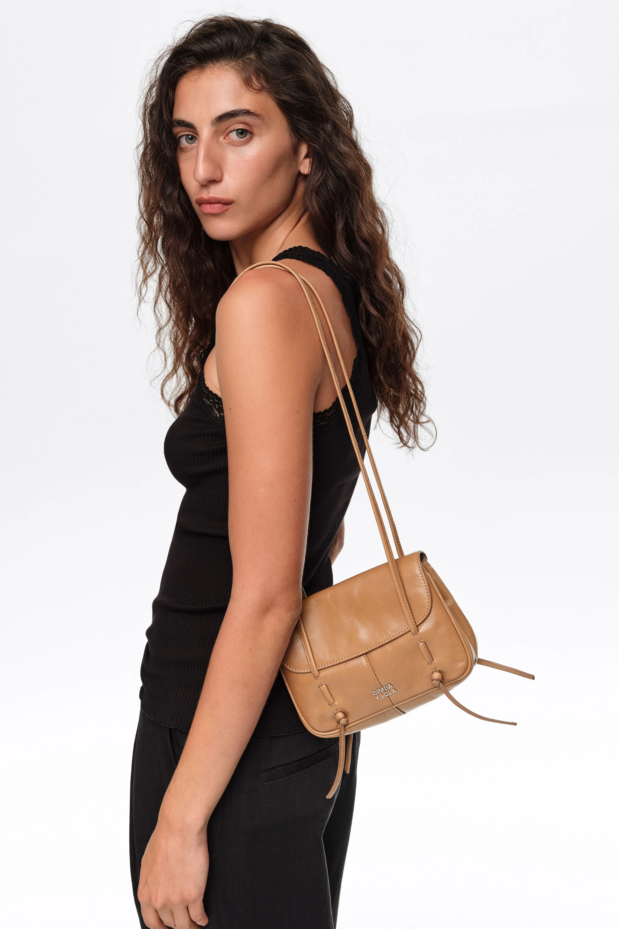 Bolsa Mini Flap em couro cor mel