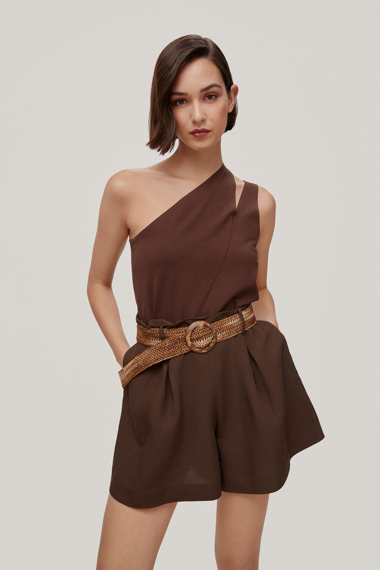 Nata.Shorts plissados com cinto - Marrom