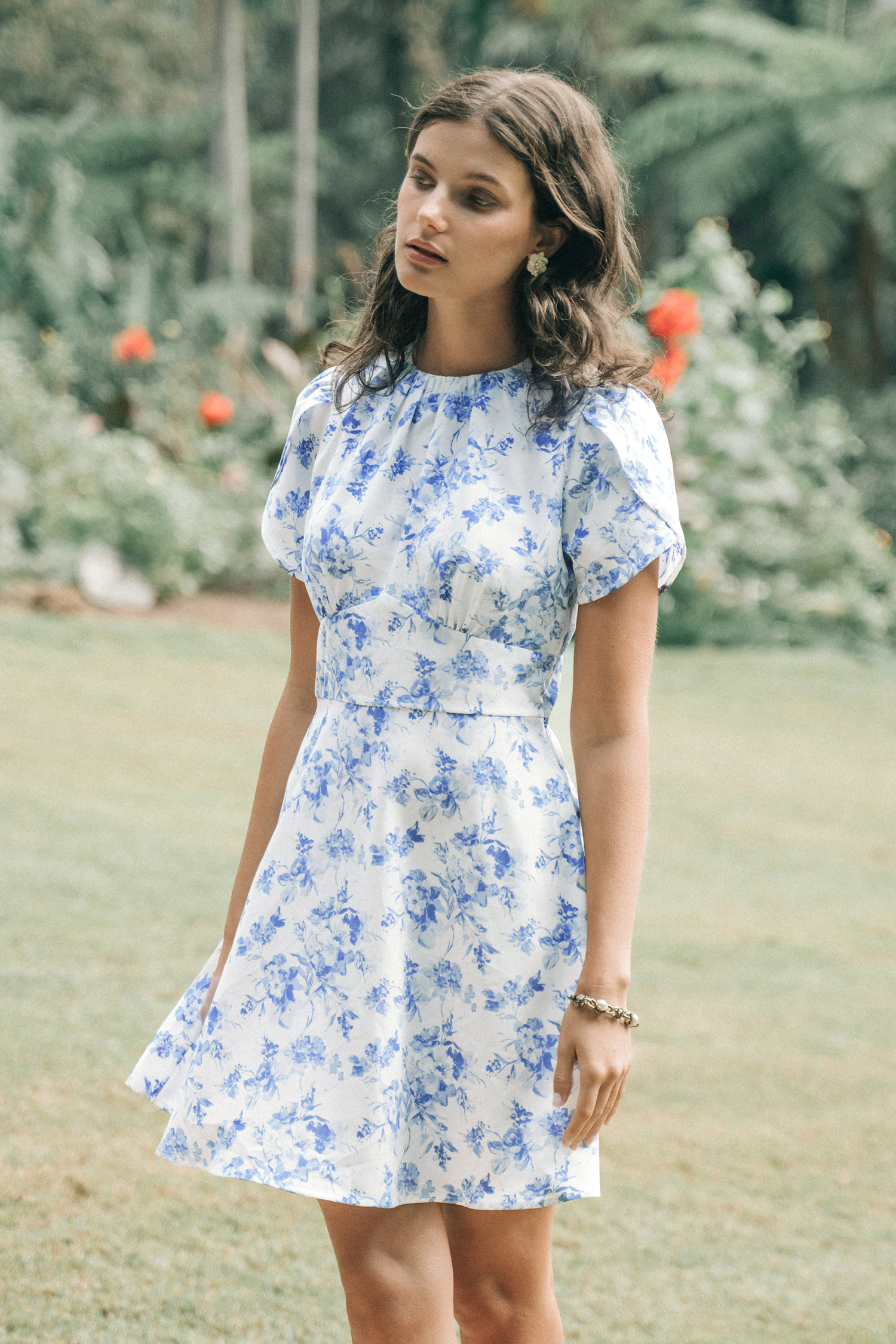 Robe mini à manches courtes à fleurs bleues