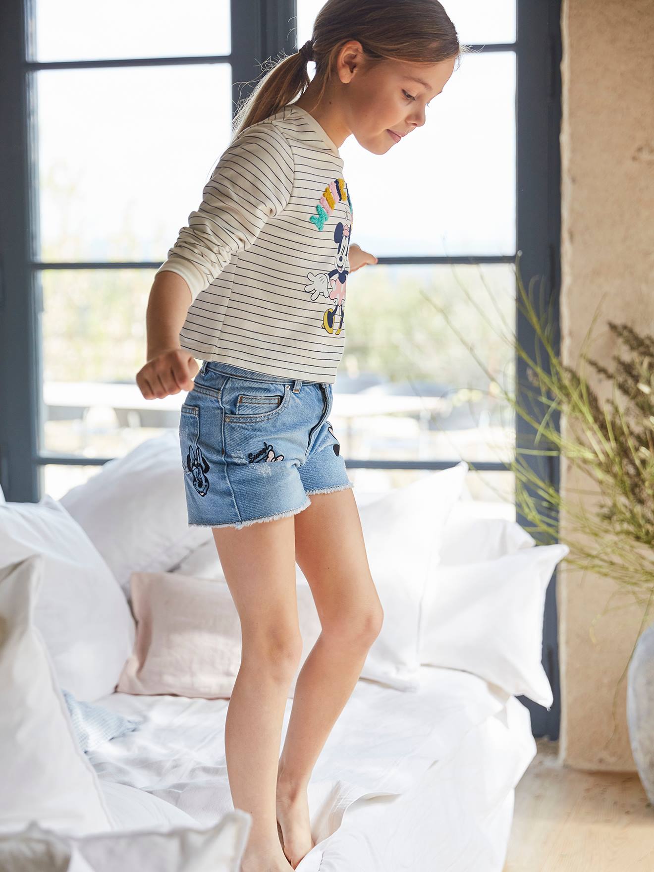 Shorts jeans bordados DS Minnie® em azul claro lavado