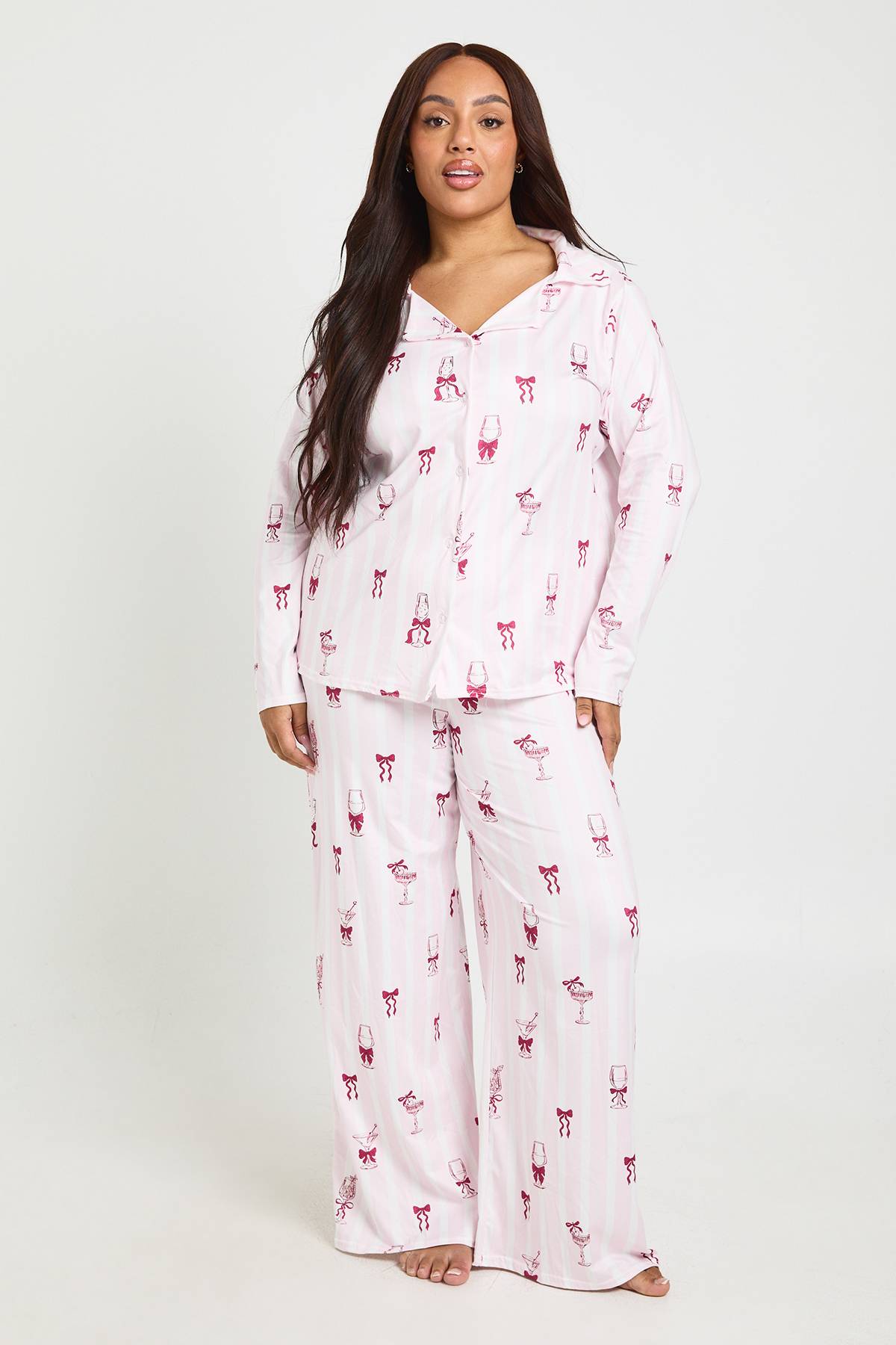boohoo Ensemble De Pyjama Grande Taille Chemise À Manches Longues Et Pantalon À Rayures Motif Cocktail