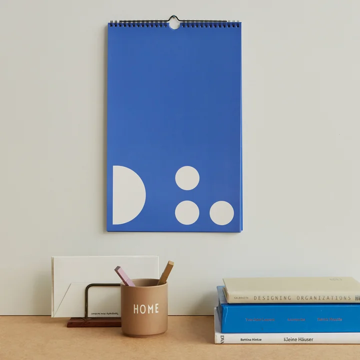 Design Letters - Wandkalender, Monatsplaner, lavendel