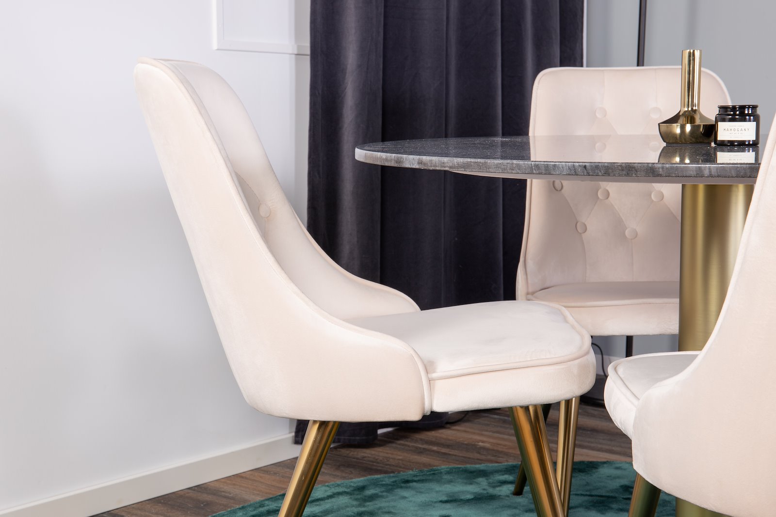 Estelle og Velvet Deluxe Spisegruppe Estelle rundt spisebord ø106 cm i mørk grå marmor og messing ben med 4 stk. Velvet Deluxe spisestoler i Beige fløyel og messing ben