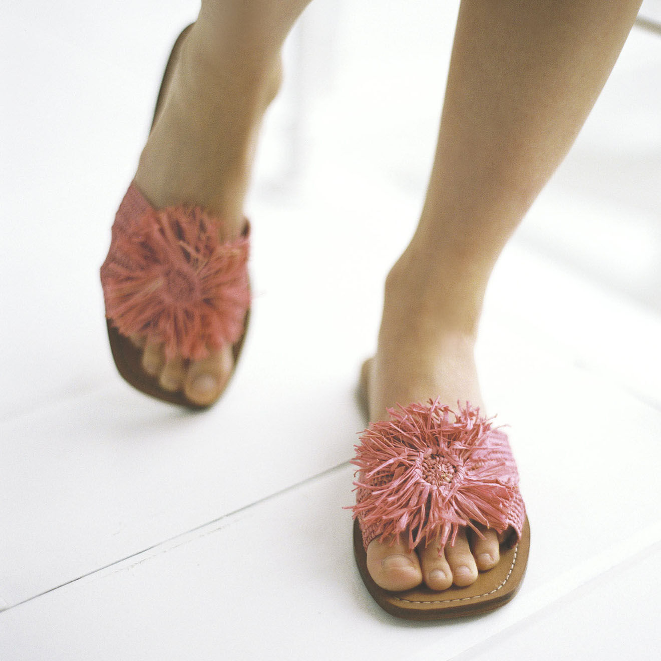Mellow Yellow Mules en Raphia Thea roses