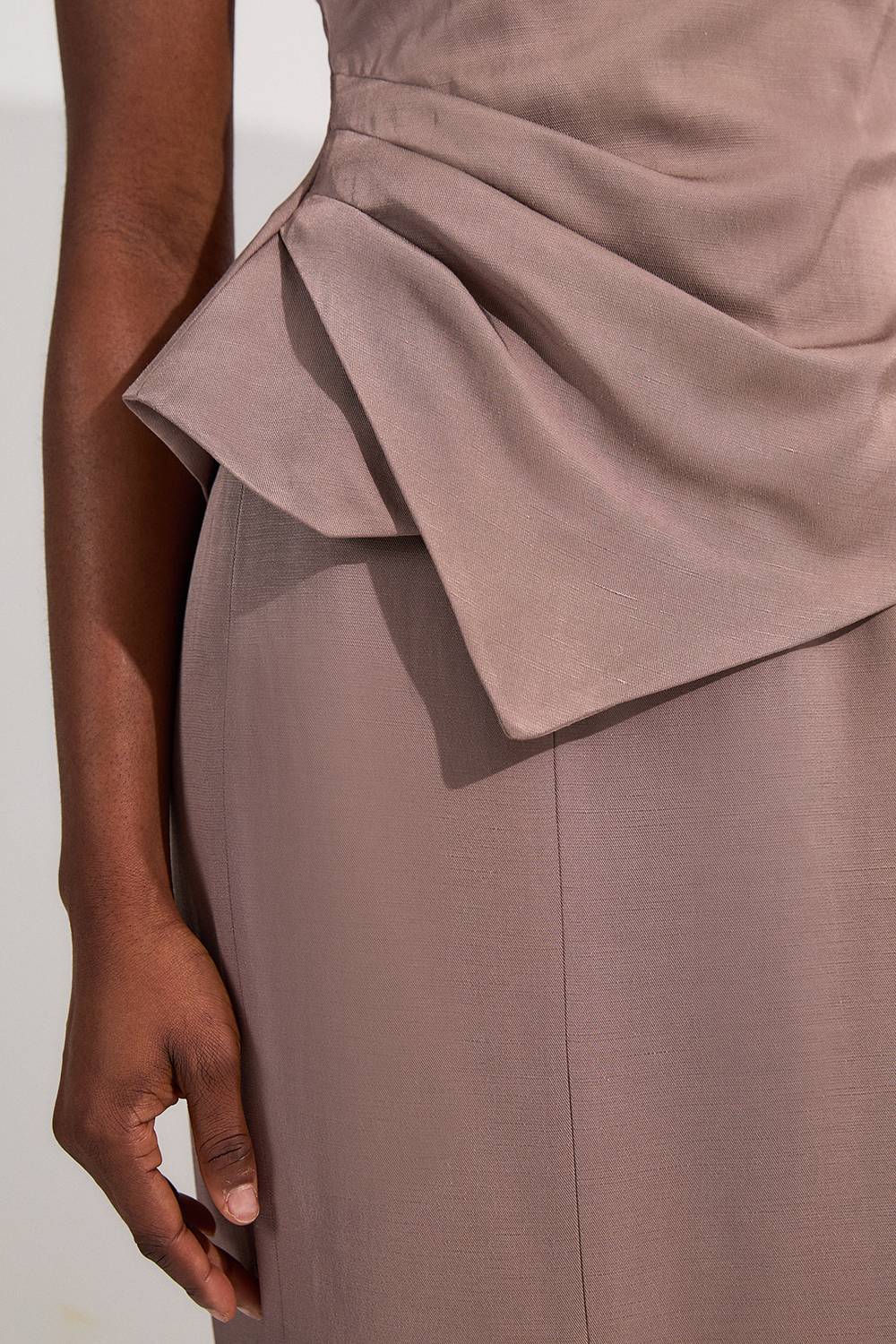 KarenMillen Robe maxi crayon ajustée en viscose et lin premium avec encolure asymétrique