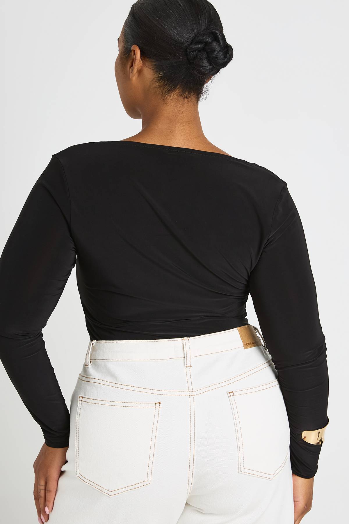 boohoo Haut Grande Taille À Manches Longues En Tissu Slinky Double Couche Et Encolure Carrée