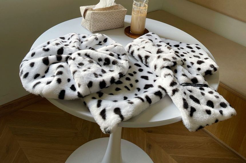 Hatrix - Set: Melkkoe Print Chenille Baret Muts + Sjaal