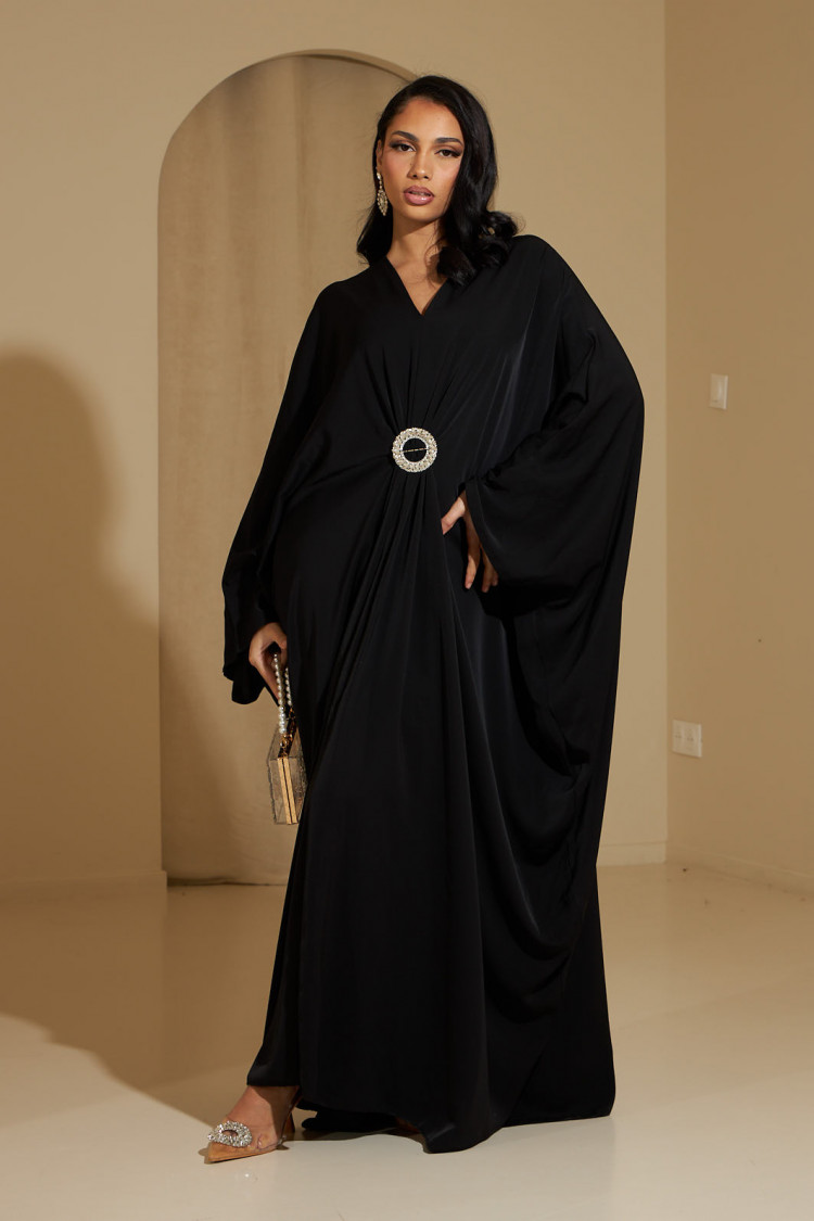 Abaya fluide noire à broche sur le milieu