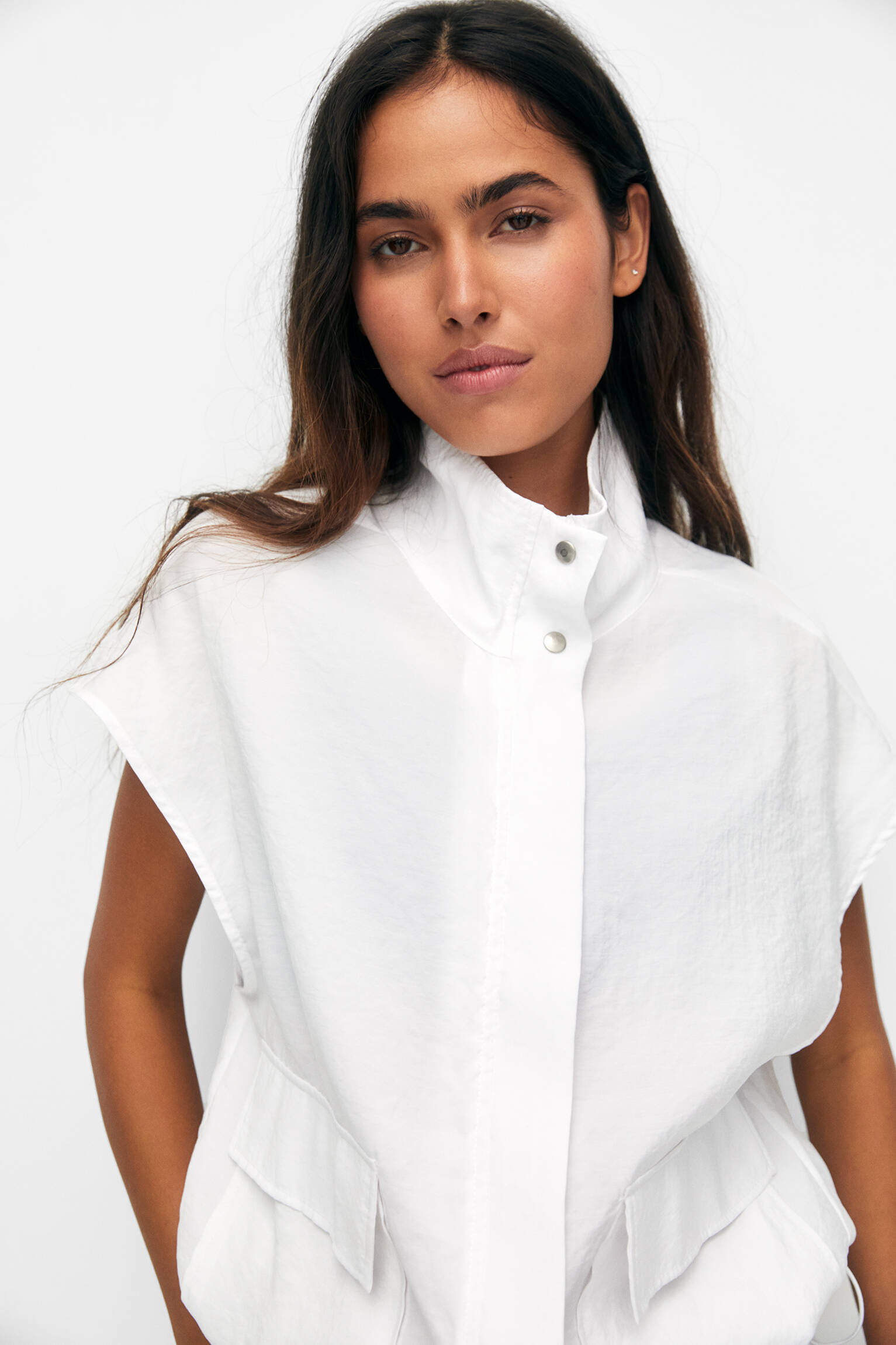 Colete de gola alta com bolsos - branco