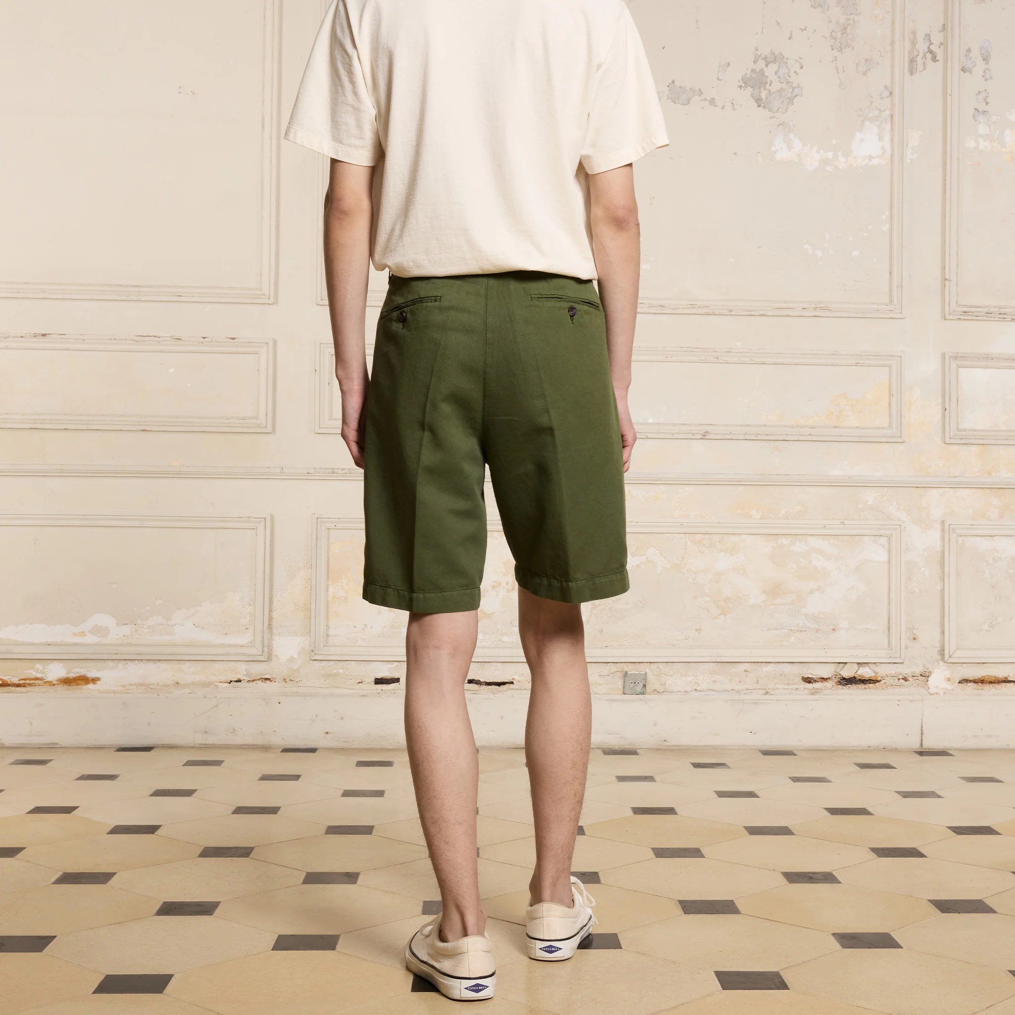 Khaki cotton and linen double-pleated shorts