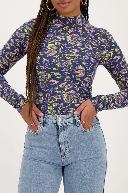 Donkerblauwe top met col en paisley print