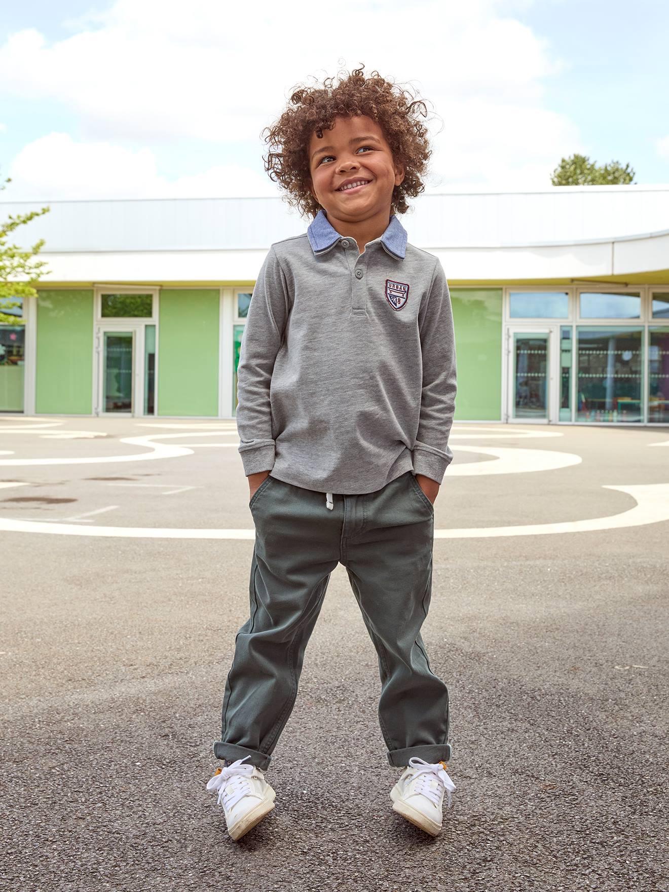Camisa polo com emblema e gola chambray, camisa lisa azul-marinho infantil com estampas.