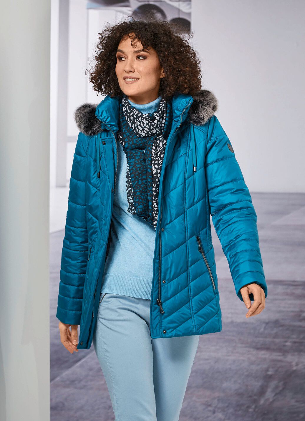 Jacke mit abnehmbarer Kapuze