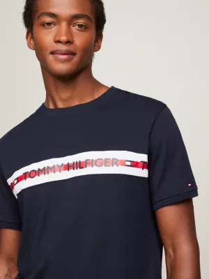 Camiseta com listras e logo