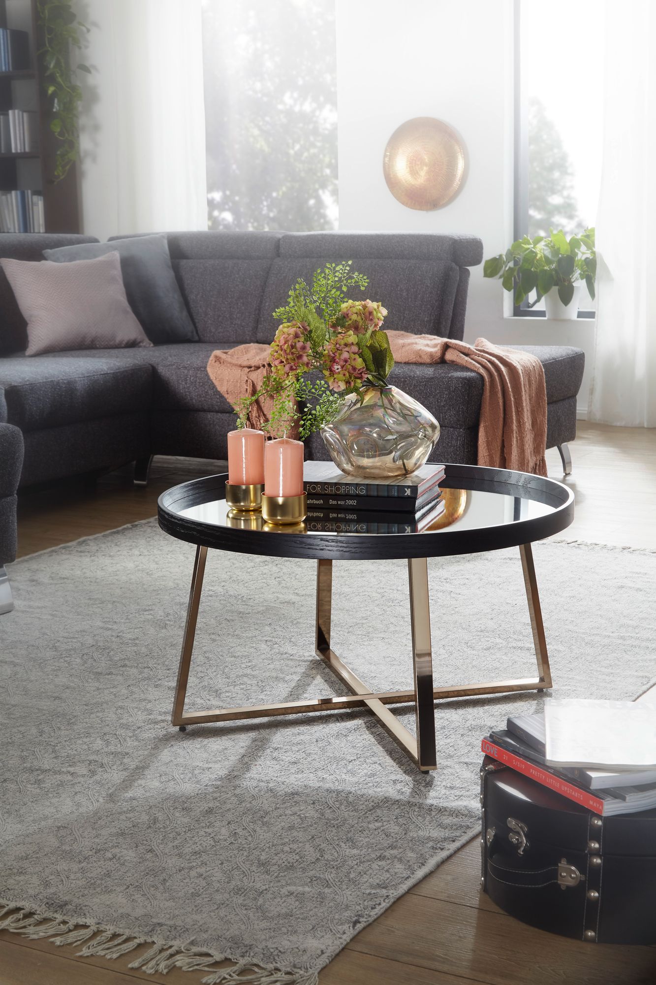 KADIMA DESIGN Couchtisch Rund Gold, Metall und Glas, eleganter Wohnzimmertisch, 78x42,5 cm.